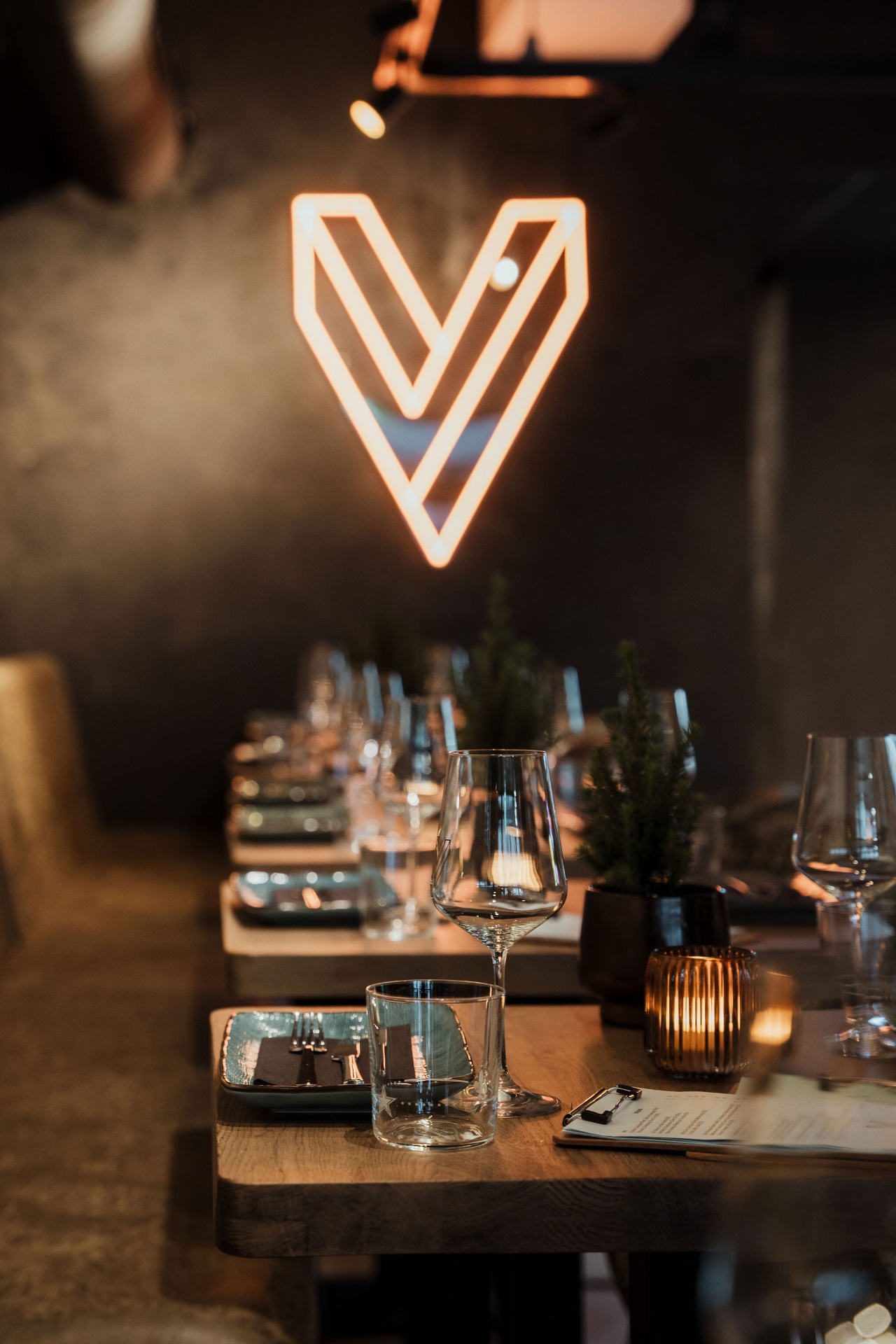 V-neon boven gedekte tafel